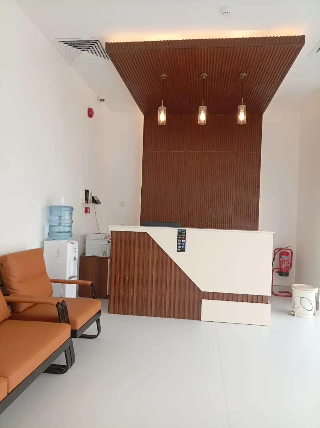 استقبال مركز سما سكان حيث يستفسر المراجع عن تقارير وصور الأشعة